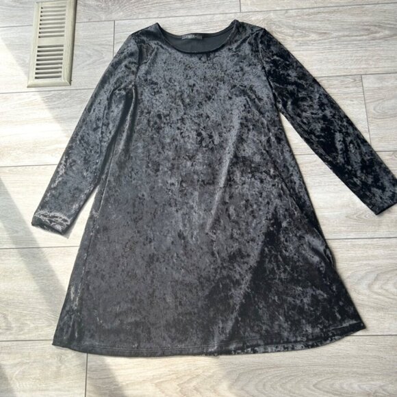 TAHARI Black Crushed Velvet Long Sleeve Dress Made in Canada - Picture 4 of 13